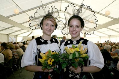 "maids of honor" for Christoph
                    Blocher at AUNS jubilee festivity in 2006