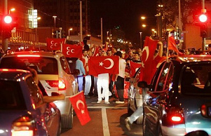 Turks with a car corso after a soccer
                            game