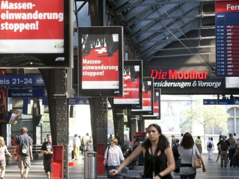 Nazi-Plakat der
                            SVP 2011 "Masseneinwanderung
                            stoppen" mit massenweise Plakaten am
                            Hauptbahnhof Zrich