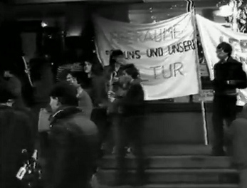 Demonstration fr die Rote
                    Fabrik am Bellevue mit Transparent "Freirume
                    fr uns und unsere Kultur", 30.5.1980