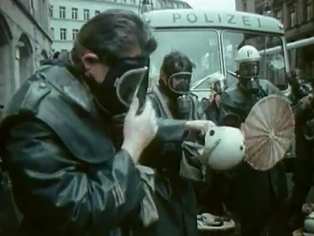 Demonstration vor dem Opernhaus,
                            Schlgerpolizei zieht Gasmasken an
