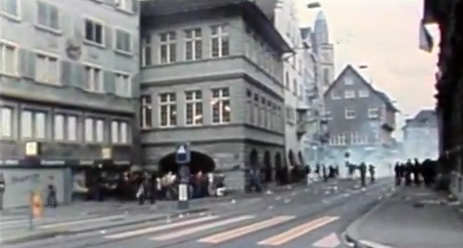 Leute vor dem
                          Rathaus Zrich flchten vor der
                          Schlgerpolizei (Nazis in Blau), vor Trnengas
                          und Gummigeschossen in die Marktgasse, 18,
                          Juni 1980