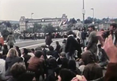 Demonstration "Ohne Polizei kein
                        Krawall" 21.6.1980, Schlgerpolizei
                        blockiert Seebrcke