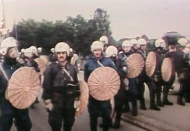 Demonstration "Ohne Polizei kein
                        Krawall" 21.6.1980, Schlgerpolizei
                        blockiert Seebrcke, Nahaufnahme