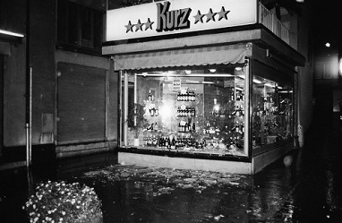 Nach den 137 Verhaftungen der
                        Wohnungsdemo vom 30.8.1980 wird die Wut
                        unkontrollierbar und Schaufenster werden
                        zerstrt, z.B. beim Liqeurshop Kurz, Foto Olivia
                        Heussler