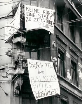 Besetzte
                          Huser am Stauffacherplatz mit Transparent
                          "Es ist keine Kunst, eine Stadt zu
                          zerstren. Bhrle", Oktober 1983