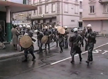 Rumung der
                        Badenerstrasse 2 am 9. Januar 1984,
                        Schlgerpolizei im Anmarsch in schwarzen
                        Stiefeln (wie die SS)