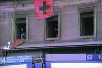 Rumung der
                        Badenerstrasse 2 am 9. Januar 1984, schweizer
                        Fahne mit einem schwarzen Kreuz