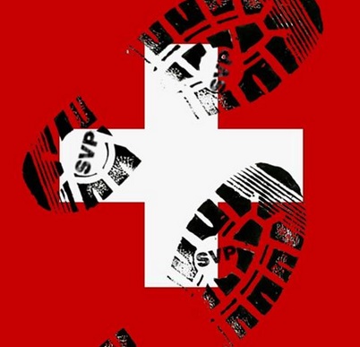 Das Schweizer Kreuz mit einem
              Abdruck von Nazi-Stiefeln der SVP