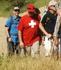 Schweizer
                              Wanderer mit einem schweizer Kreuz auf dem
                              T-Shirt