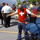Schweizer
                              Nazi-Glatze mit T-Shirt mit schweizer
                              Kreuz 2005