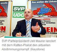 Ueli
                            Maurer vor dem rassistischen
                            SVP-Rattenplakat gegen die Sozialistische
                            Partei im April 2004