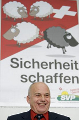 Ueli Maurer mit dem
                          rassistischen SVP-Plakat mit dem schwarzen
                          Schaf, Sommer 2007