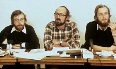 Jrg
                        Frischknecht (Mitte) vom "Demokratischen
                        Manifest" (DM) an einer Pressekonferenz
                        1976 benennt das "Syndrom Cincera"