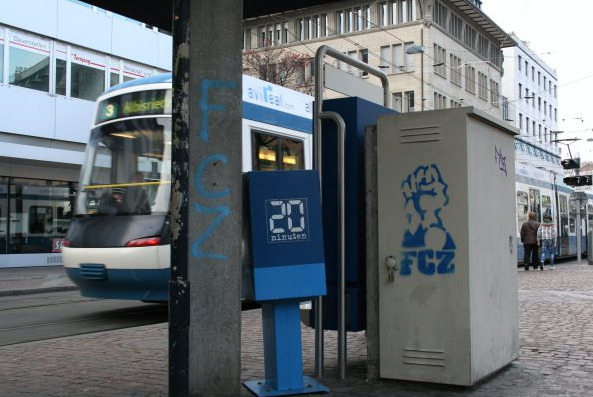 FCZ-Graffiti an einer S�ule und ein
                      FCZ-Graffiti mit Faust am Stauffacherplatz,
                      Dezember 2010