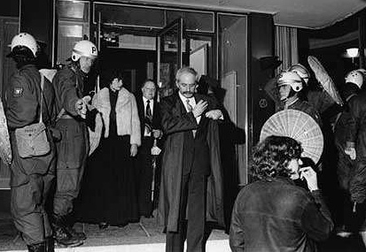 Oper Z�rich, Polizei trennt
                Opernbesucher vor Demonstranten, 30. Mai 1980