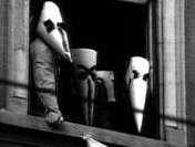 Hausbesetzer mit
                          Vogelmasken im besetzten Haus an der
                          Badenerstrasse 2 in Z�rich 1984