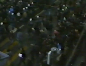 Hausbesetzung an der
                          Badenerstrasse 2, Tanzen auf der Strasse