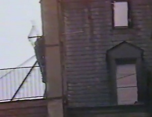 Ein
                        Schl�gerpolizist (Marsmensch) der Stadt Z�rich
                        klettert auch aufs Dach