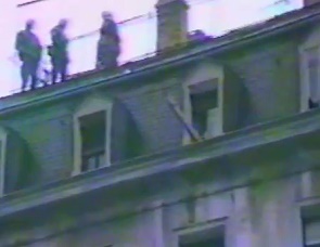 Ein
                        Schl�gerpolizist (Marsmensch) der Stadt Z�rich
                        auf dem Dach