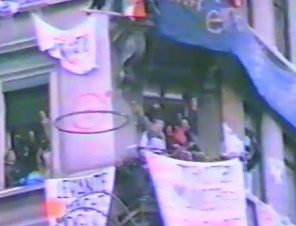 Hausbesetzer der
                          Badenerstrasse 2 jubeln wie
                          "amerikanische" Ureinwohner den
                          Sympathisanten zu