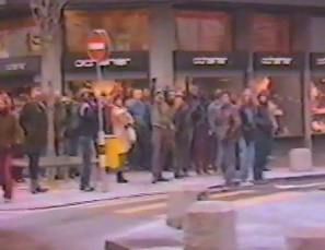 Sympathisanten auf der Strasse jubeln den
                        Hausbesetzern der Badenerstrasse 2 zu