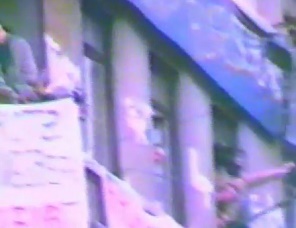 Hausbesetzer der
                          Badenerstrasse Nr. 2 jubeln wie Ureinwohner
                          und winken aus den Fenstern