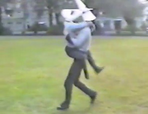 Vogelmaskentanz im
                          Park 02, Vogel tr�gt Vogel