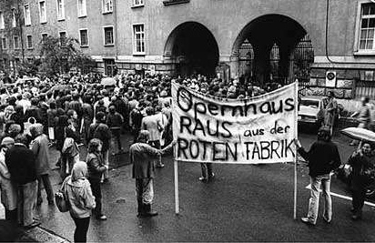 Demo anl�sslich zur Er�ffnung
                der Roten Fabrik im Oktober 1980 mit der Forderung, dass
                die Oper die Rote Fabrik verl�sst