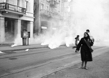Polizeieinsatz gegen die Rathausbesetzung mit
                Tr�nengas am Limmatquai, 18. Juni 1980