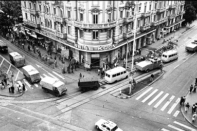 Demonstration f�r bezahlbaren Wohnraum,
              Polizeikolonne f�hrt hinter der Demo her, 30.8.1980, 137
              Personen werden verhaftet, Foto Olivia Heussler