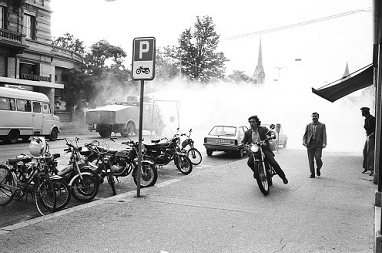 Polizeieinsatz mit Tr�nengas gegen die Demo f�r
              bezahlbaren Wohnraum, 30.8.1980, Foto Olivia Heussler