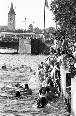 FKK-Badeaktion an der Limmat am 1. August 1980
              nach der Demonstration am Paradeplatz, Foto Olivia
              Heussler