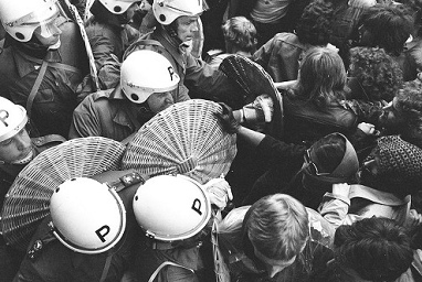 Rathausbesetzung vom 18. Juni 1980, die Polizei
                muss durchlassen, 18. Juni 1980, Foto Olivia Heussler: