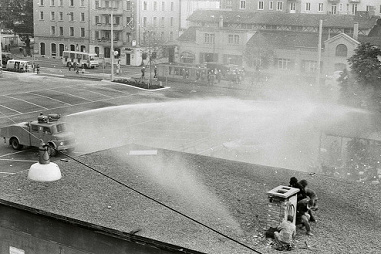 Demo gegen Isolationshaft vor dem AJZ Z�rich mit
              brutalem Polizeieinsatz und vielen Verletzten auf beiden
              Seiten, 12. Juli 1980, Foto Olivia Heussler