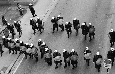 12-Stunden-Protest an der Langstrasse mit �ber 100
              Verhaftungen, 12.7.1980, Foto Olivia Heussler: