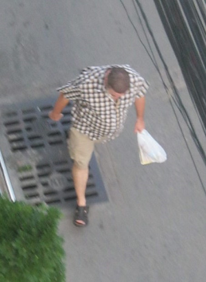 Schweinzer Bürgerspion (schweinzer
Spanner) stellt sich taubstumm, fotografiert
am 1. September 2013, Pattaya (Thailand) Schweinzer Bürgerspion (schweinzer
Spanner) stellt sich taubstumm, fotografiert
am 1. September 2013, Pattaya (Thailand)