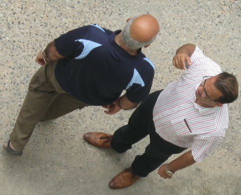 Schweinzer Bürgerspione (schweinzer
Spanner) besprechen sich vor dem Hotel über
die Observierung des Opfers, 29.9.2013 Schweinzer Bürgerspione (schweinzer
Spanner) besprechen sich vor dem Hotel über
die Observierung des Opfers, 29.9.2013