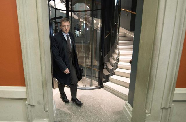 Der feige, kriminelle,
                schweizer Geheimdienstchef Markus Seiler benutzte den
                Notausgang, um sich vor Journalisten zu retten