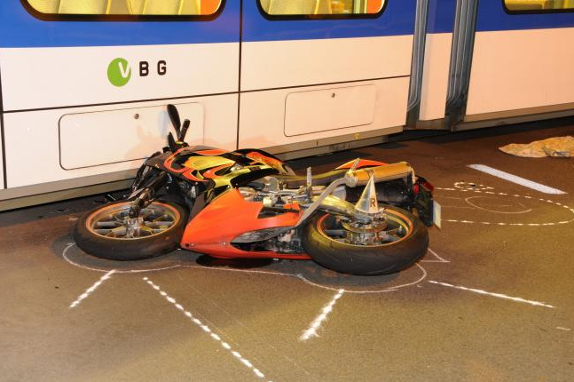Motorradfahrerin erleidet
                durch das Mrder-Tram Glattalbahn schwerste
                Verletzungen, 19.2.2011