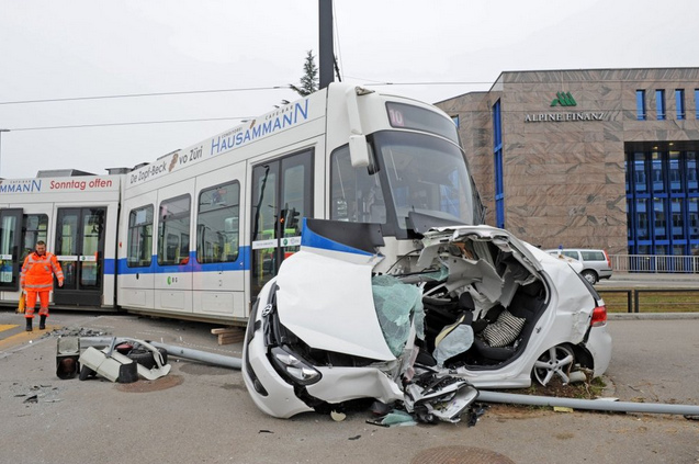 Unfall des Mrder-Trams Glattalbahn gegen Auto,
                Opfer schwer verletzt, 5. April 2013 02