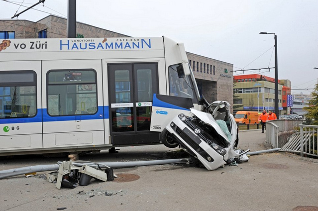 Unfall des Mrder-Trams Glattalbahn gegen Auto,
                Opfer schwer verletzt, 5. April 2013 03