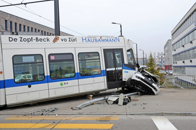 Unfall des Mrder-Trams Glattalbahn gegen Auto,
                Opfer schwer verletzt, 5. April 2013 04