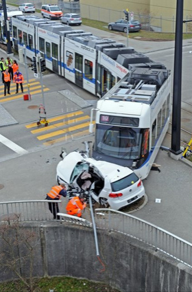 Unfall des
                Mrder-Trams Glattalbahn gegen Auto, Opfer schwer
                verletzt, 5. April 2013 05