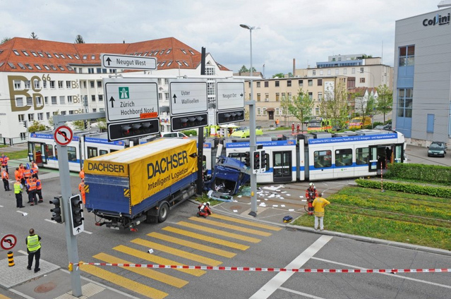 Unfall des Mrder-Trams Glattalbahn gegen einen
              Lastwagen, die Fhrerkabine liegt am Boden, 29.4.2014 02