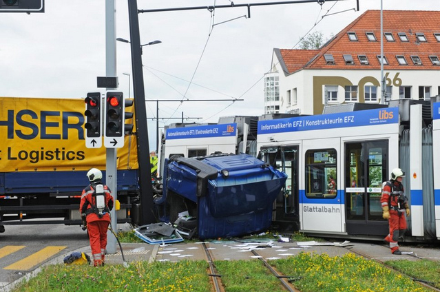 Unfall des Mrder-Trams Glattalbahn gegen einen
              Lastwagen, die Fhrerkabine liegt am Boden, 29.4.2014 03