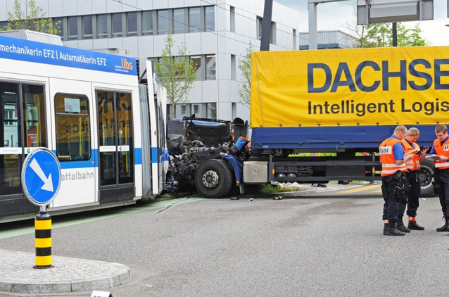 Unfall des Mrder-Trams Glattalbahn gegen einen
              Lastwagen, die Fhrerkabine liegt am Boden, 29.4.2014 04