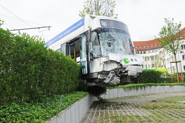 Unfall des Mrder-Trams Glattalbahn gegen einen
              Lastwagen, die Fhrerkabine liegt am Boden, 29.4.2014 05