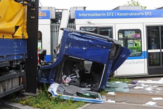 Unfall des Mrder-Trams Glattalbahn gegen einen
              Lastwagen, die Fhrerkabine liegt am Boden, 29.4.2014 06