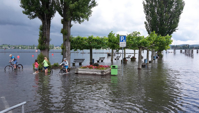In Ermatingen im
                          Kanton Thurgau fahren die Kinder im See Velo.
                          Ein Paar sitzt auf einer Parkbank und
                          plantscht die Fsse im Wasser. An ein Parkfeld
                          ist hier nicht zu denken.